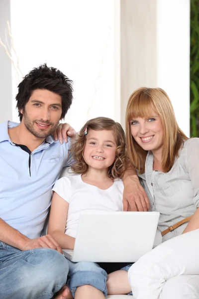 Famiglia con un computer portatile — Foto Stock