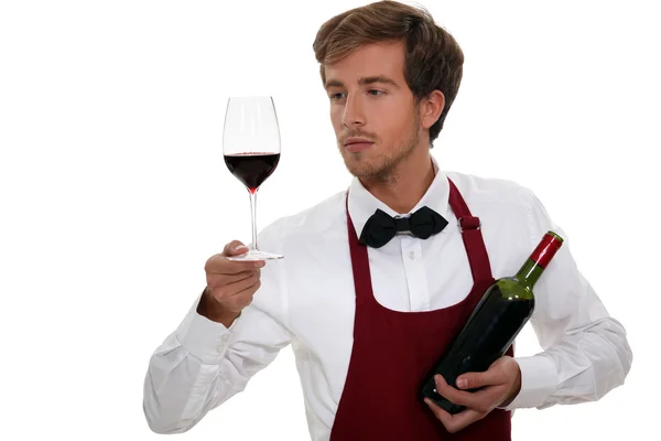 A bor pincér, egy pohár vörösbor néz — Stock Fotó