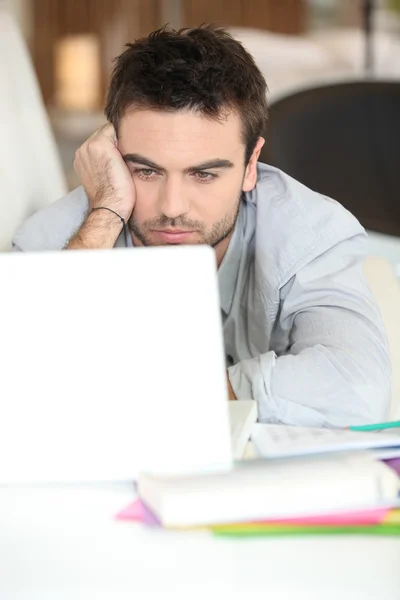 Homem entediado na frente do computador — Fotografia de Stock