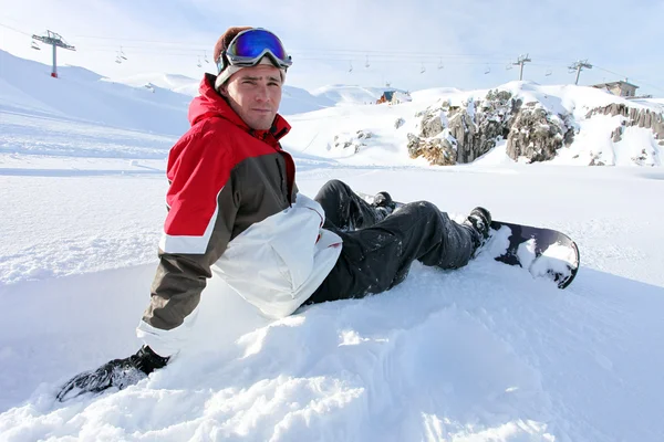 Snowboarder seduto prendendo una piccola pausa — Foto Stock