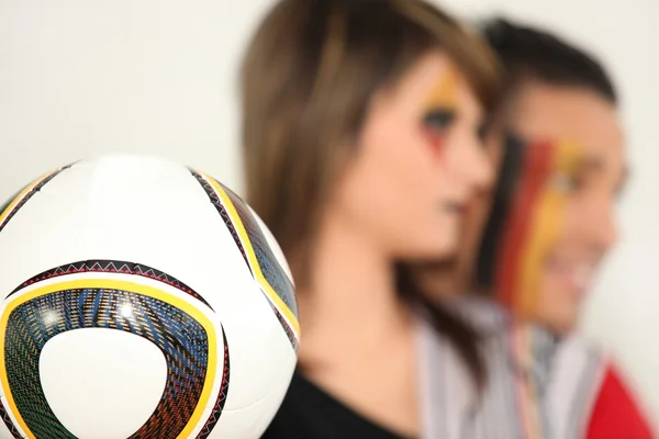 Apoiantes alemães com bola de futebol — Fotografia de Stock