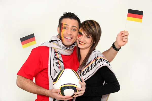 Casal que apoia a equipa de futebol alemã — Fotografia de Stock