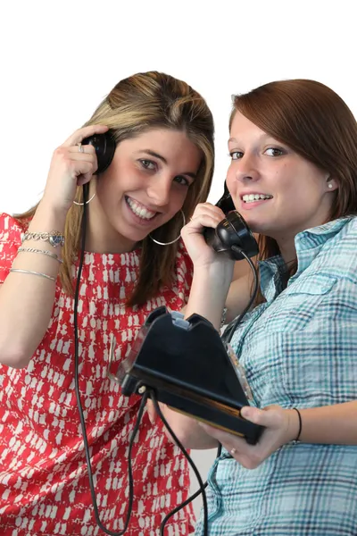 Tonåringar med gamla telefon — Stockfoto