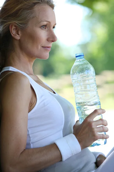 Жінка питної води — стокове фото