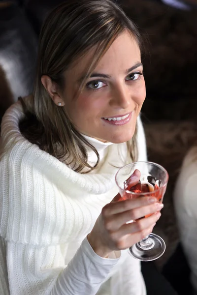 Aantrekkelijke vrouw drinken een cocktail — Stockfoto