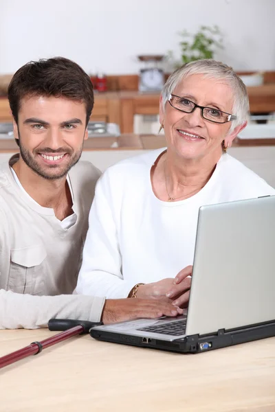 Hilfe für Senioren am Computer — Stockfoto