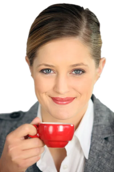 Brunette segurando xícara de café expresso — Fotografia de Stock