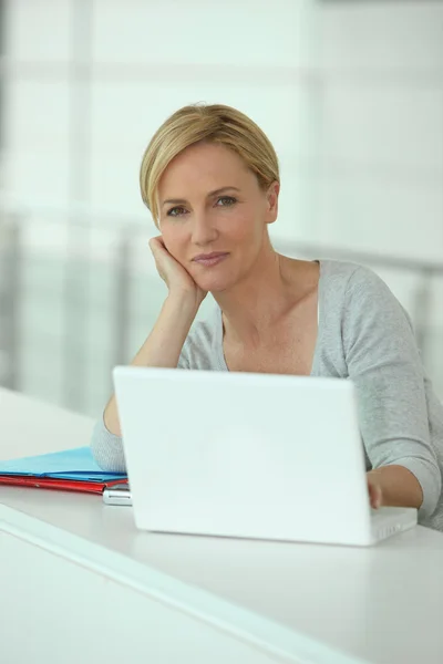 Blond woman with computer — Stock Photo, Image