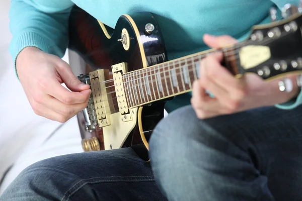 Closeup člověka hraje na kytaru — Stock fotografie