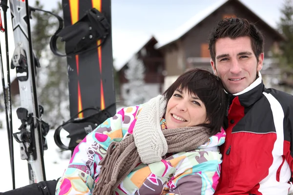 Casal de snowboarders nas férias de inverno — Fotografia de Stock