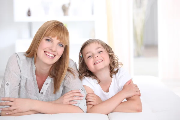 Mother and daughter spending quality time together — Stock Photo, Image