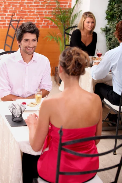 Para je obiad w restauracji — Zdjęcie stockowe