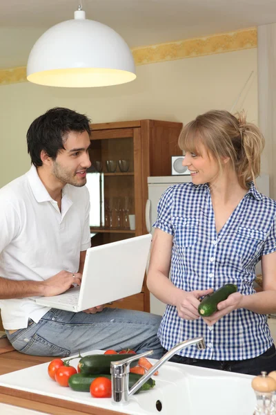 Couple in kitchen with computer — Stock Photo, Image