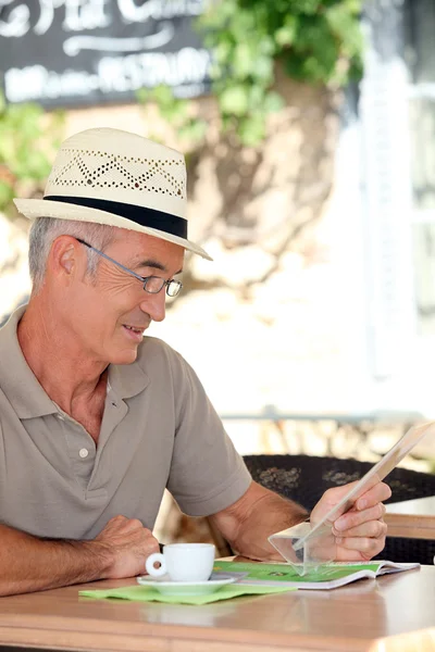 Osoby w podeszłym wieku człowiek siedział picie kawy na tarasie — Zdjęcie stockowe