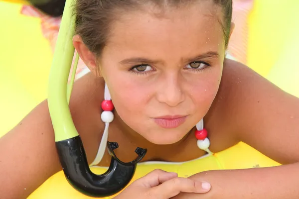 Liten flicka med snorkel — Stockfoto
