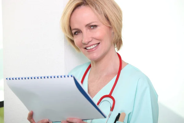 Γυναίκα γιατρό με το σημειωματάριο — Φωτογραφία Αρχείου