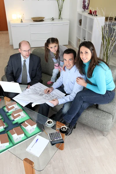 Family buying new house — Stock Photo, Image