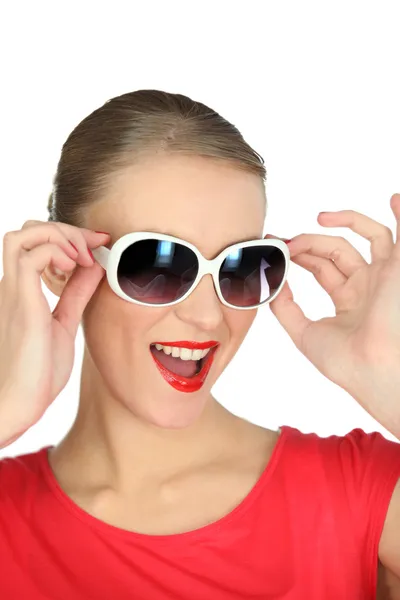 Studio porträtt av en rolig kvinna i solglasögon — Stockfoto