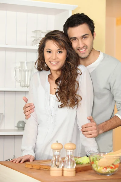 Couple dans la cuisine — Photo