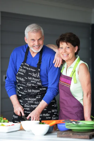 Married couple cooking together on the terrace — Stock Photo, Image