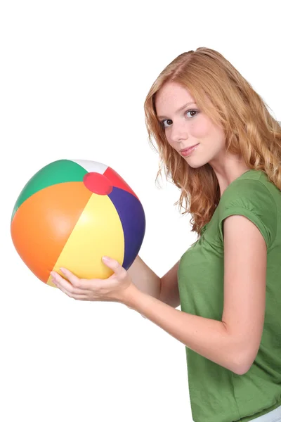 Девочка-подросток с пляжным мячом — стоковое фото