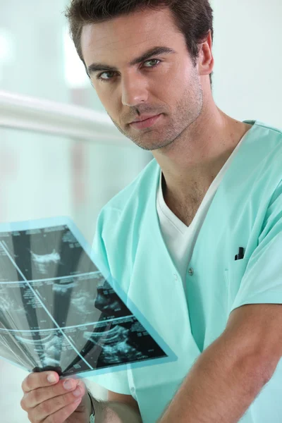 Médico examinando rayos X — Foto de Stock