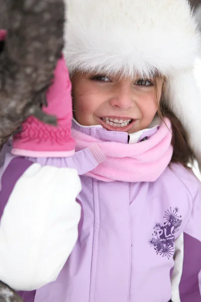 Gelukkig klein meisje spelen in de sneeuw — Stockfoto