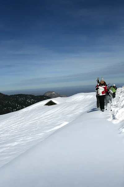 Esquiadores na estação de esqui — Fotografia de Stock