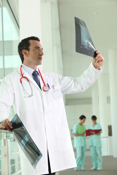 Medico ospedaliero guardando una radiografia — Foto Stock
