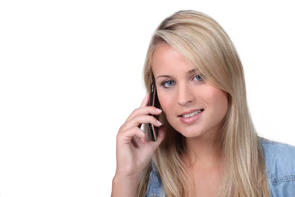 Jongeren hebben telefoongesprek — Stockfoto