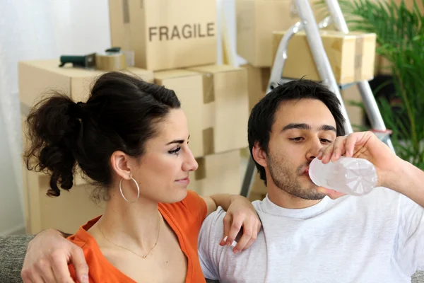 Par som flyttar in i nya hem — Stockfoto
