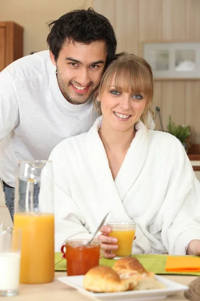 Casal tomando café da manhã na cozinha — Fotografia de Stock