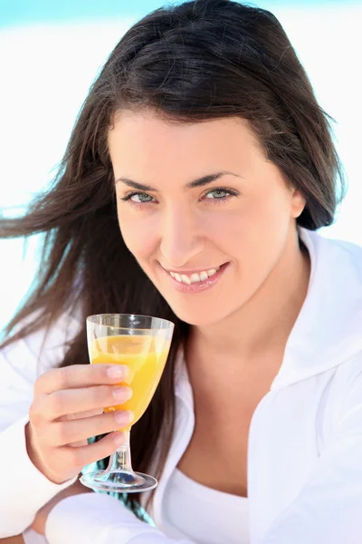 Μελαχρινή γυναίκα με χυμό πορτοκάλι — Φωτογραφία Αρχείου