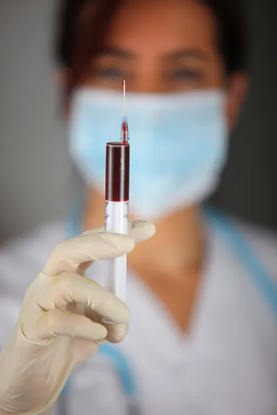 Enfermeira a colher amostras de sangue — Fotografia de Stock