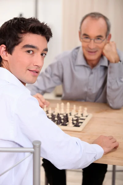 Father and son playing chess — Stock Photo, Image
