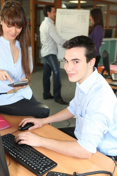 Jonge werken in een kantoor — Stockfoto