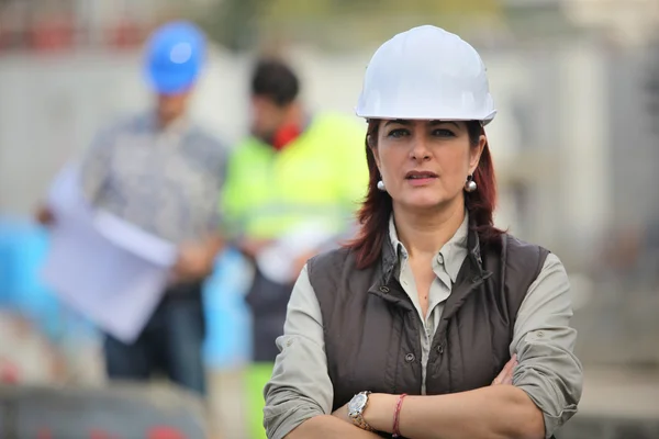 Vrouw op een bouwplaats — Stockfoto