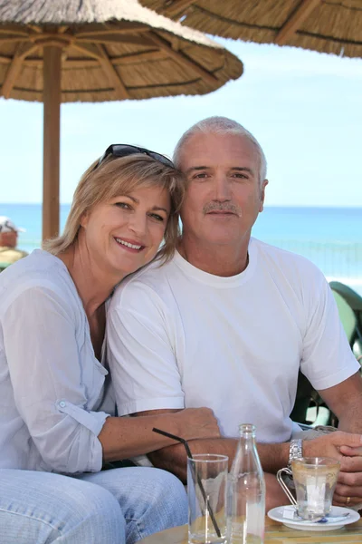Starší pár na plážové terase — Stock fotografie