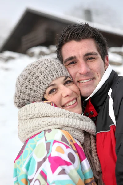 Couple profitant de leur escapade alpine — Photo
