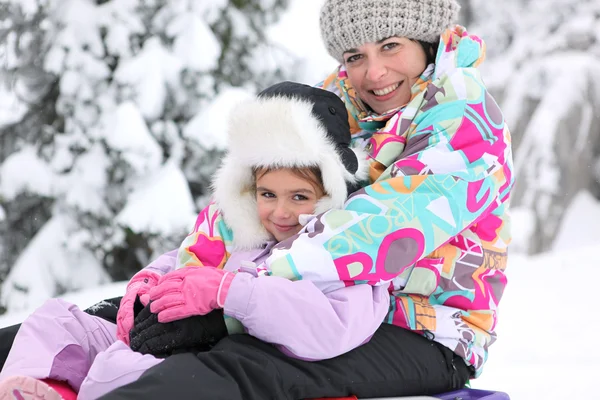 Mutter und Tochter im Schnee — Stockfoto