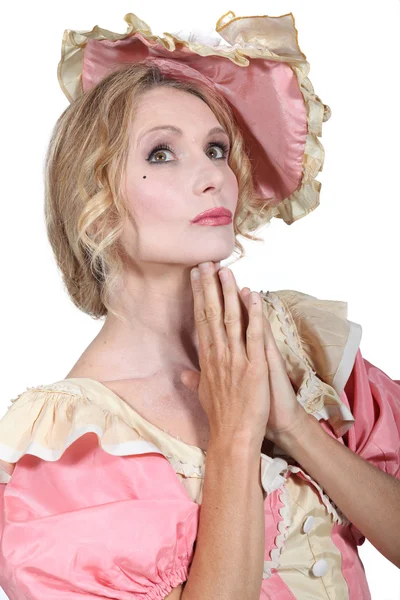 Blond kvinna bär gamla gammaldags klänning — Stockfoto