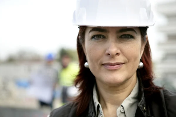 Vrouwelijke foreman lopende bouwplaats — Stockfoto