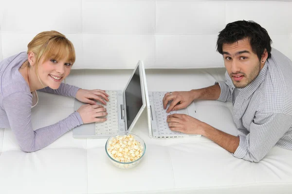 Para przy użyciu komputerów przenośnych — Zdjęcie stockowe