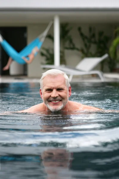 Старший мужчина в бассейне — стоковое фото