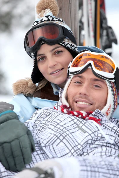 Paar im Skiurlaub — Stockfoto