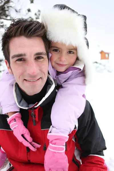 Far och dotter i snön — Stockfoto