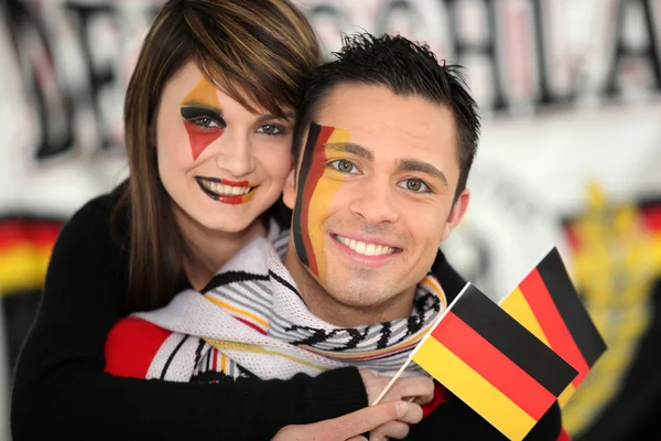 Pareja apoyando al equipo de fútbol alemán — Foto de Stock