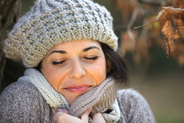 Retrato de una mujer con gorra de lana — Foto de Stock