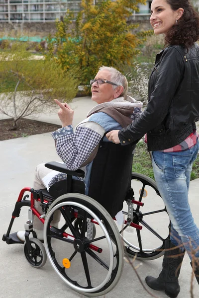 Rozvážel s starší žena na vozíku — Stock fotografie