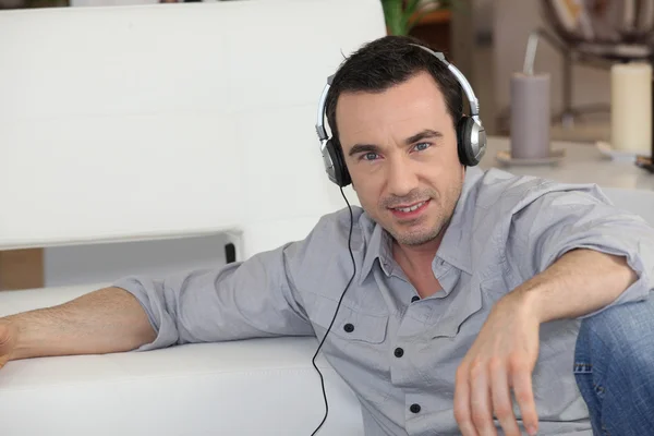 Hombre escuchando música en casa — Foto de Stock